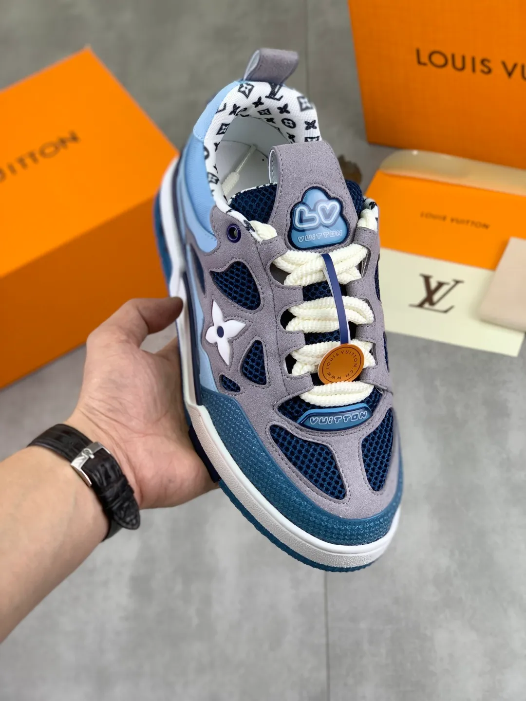 Men's Men's Shoes 💰P660 New The new LV TRAINER series of sneakers are on sale. This LV Trainer sneaker reinterprets Virgil Abloh's classics with nubuck and grained cow leather, and is decorated with Monogram flowers on the rubber outsole of the same color. A deformed Monogram flower occupies the sides, contrasting with the asymmetric Louis and Vuitton logos at the rear. The original version was designed by Virgil Abloh and was inspired by vintage basketball shoes. Featuring LV monograms on the tongue and upper, a scripted Louis Vuitton logo on the sides and a #54 logo on the rear, the rubber outsole features Monogram flowers and continues the comfort of an innovative gel outsole. Comes with original drawer box and complete packaging! Color: 3️⃣colors available
